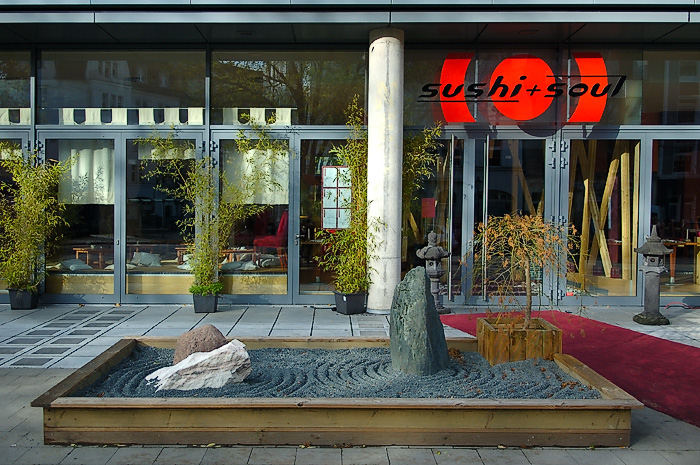 baum_vor_haus_geparkt_#30 - > sushi and soul, dödeldorf