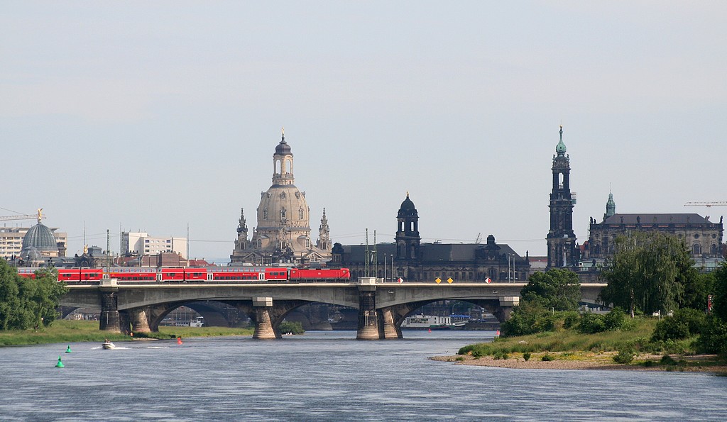 Baureihe 143 auf der Marienbrücke in Dresden