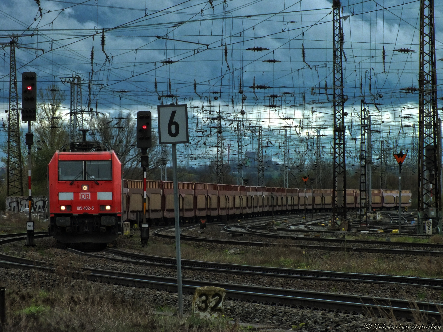 Baureihe 185 mit Güterzug in Großkorbetha