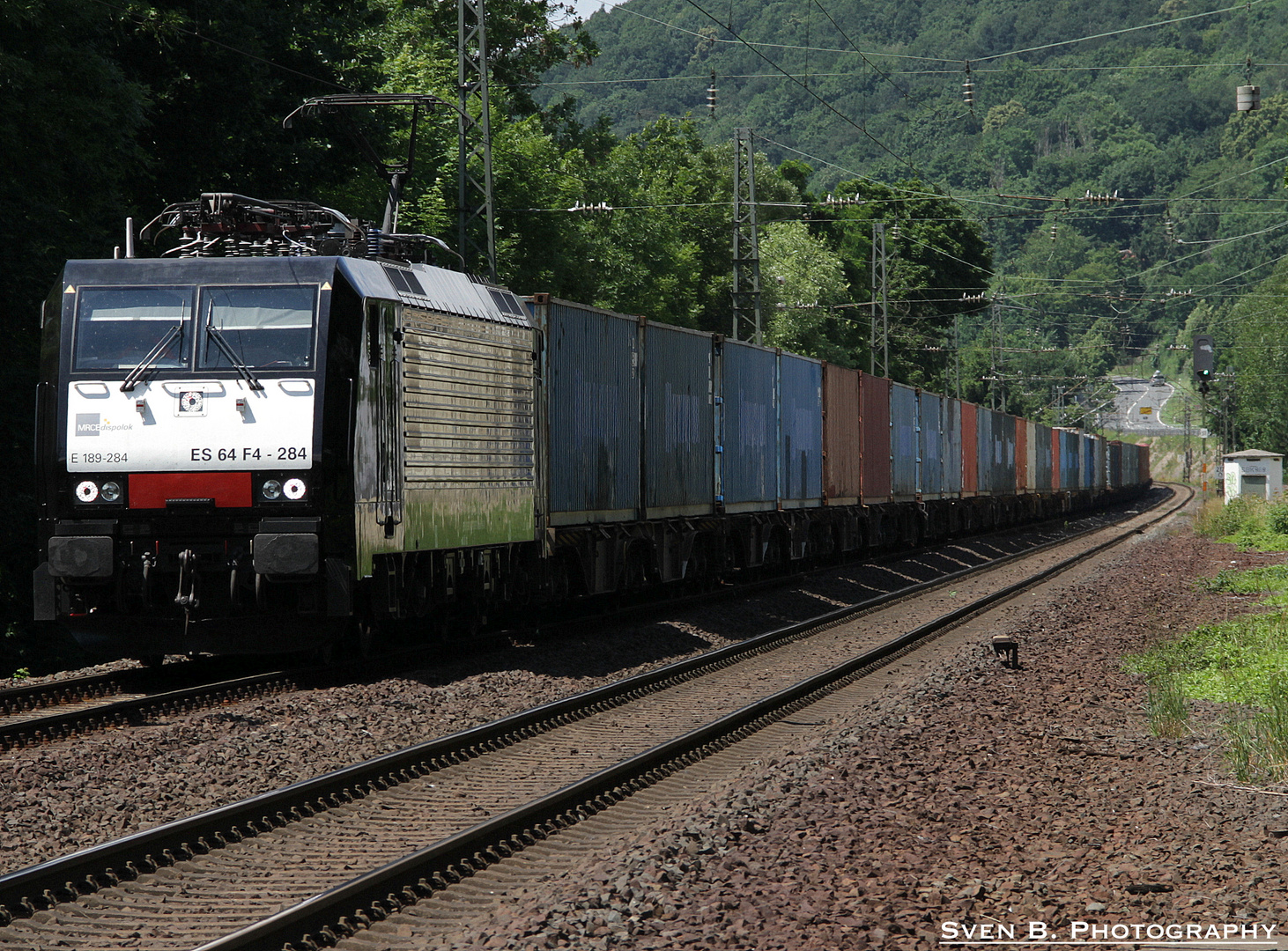 Baureihe 189 mit Containerzug in Rotenburg an der Fulda