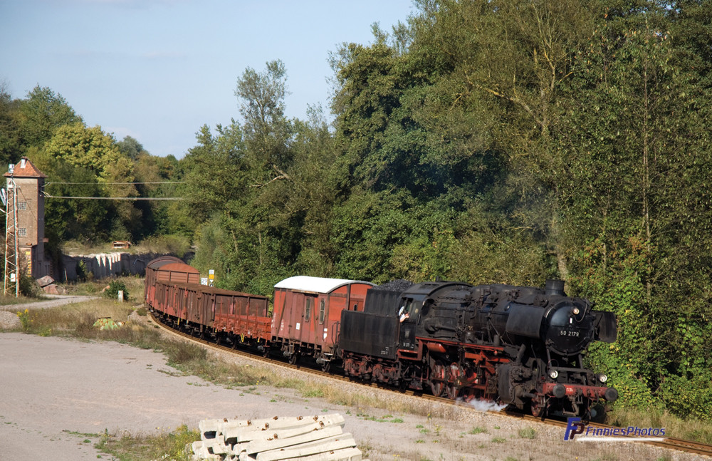 Baureihe 50 mit einen Fotoguterzug bei Theisbergstegen