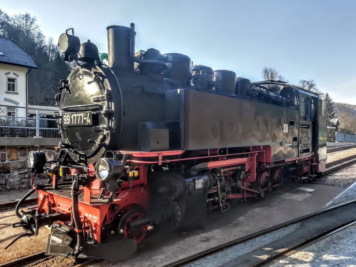 Baureihe 99 1777-4 der Weißeritztalbahn auf dem Bahnhof Kurort Kipsdorf