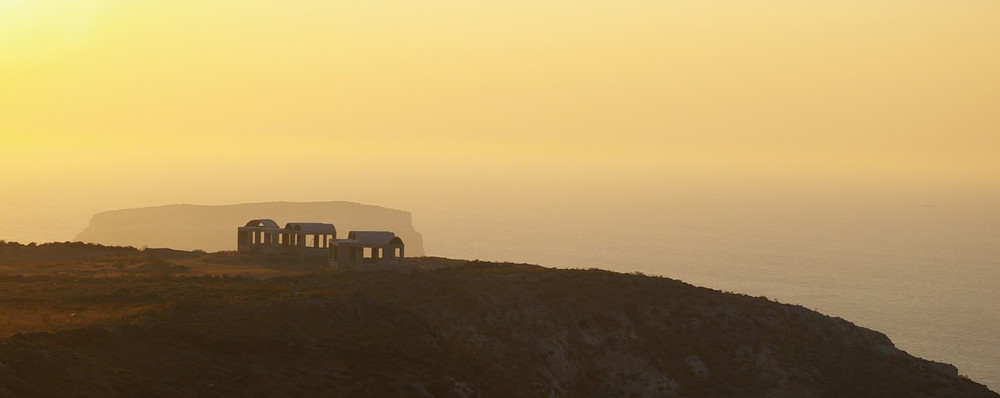 Bauruinen in der Abenddämmerung auf Santorini