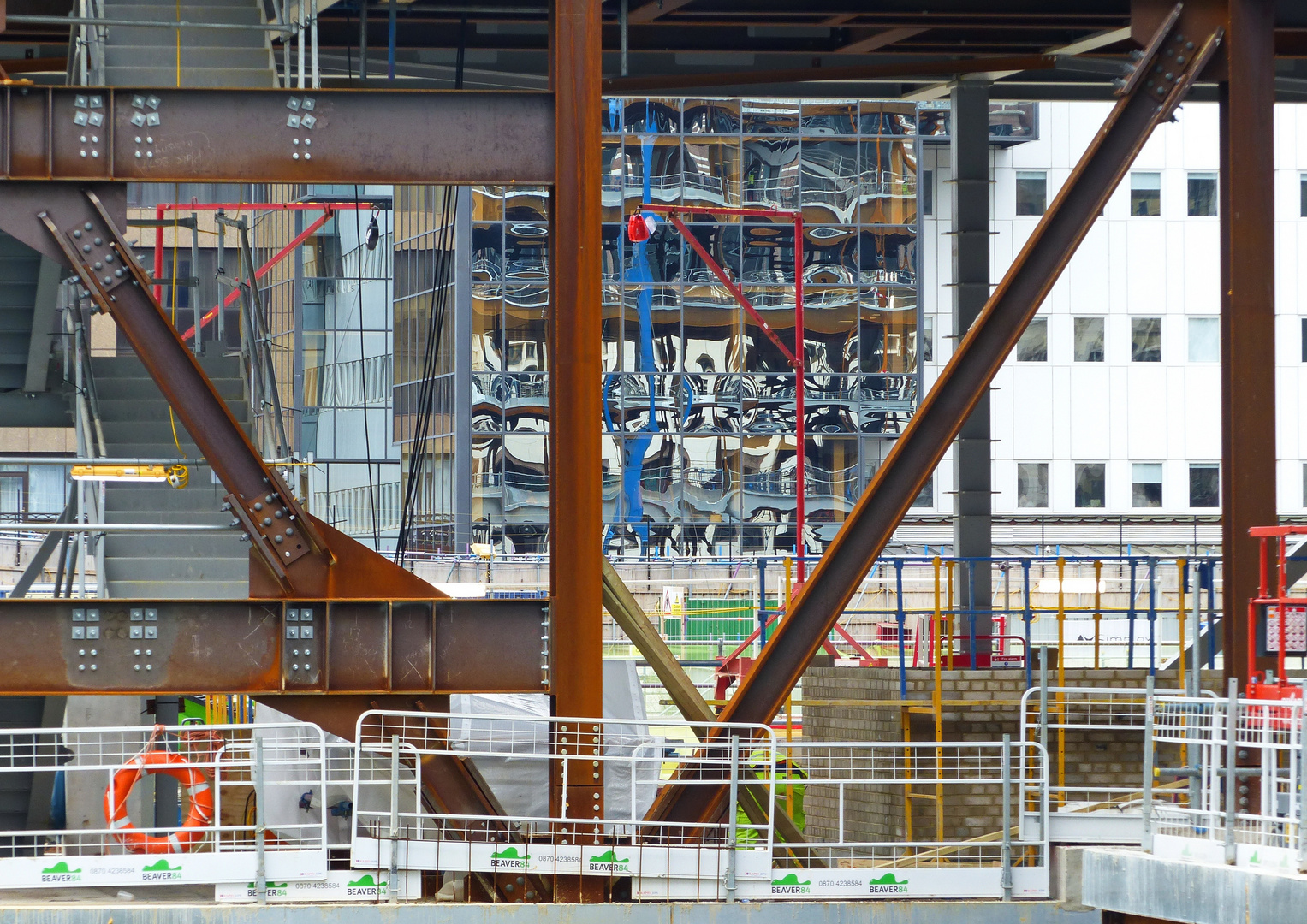 Baustelle im Spiegel