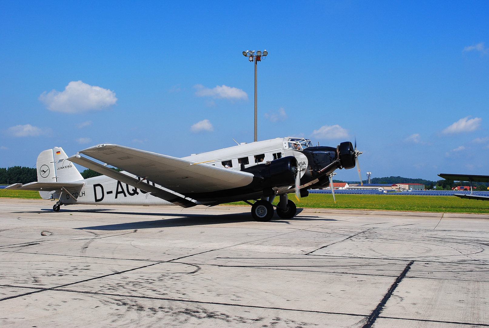 Bautzener Flugtage 2013- die Tante "Ju" rollt zum Start