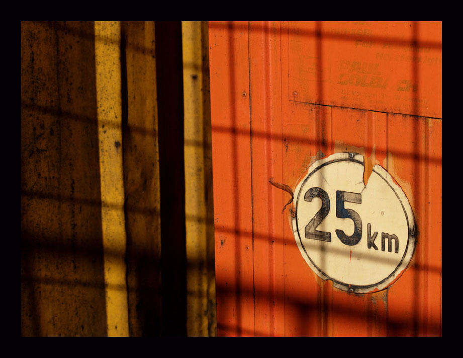 Bauwagen mit Licht und Schatten