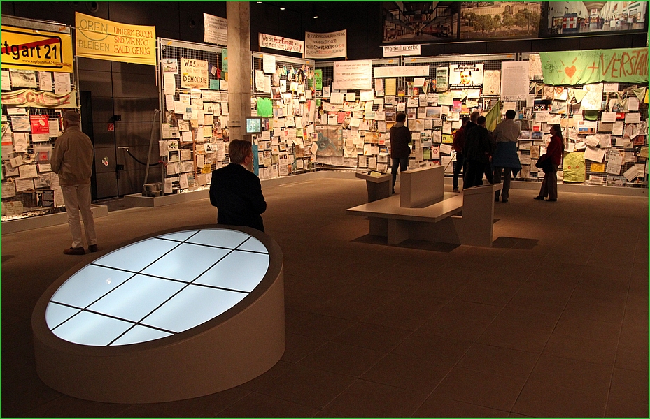 BAUZAUN  MUSEUM  +TEXT  HAUSRECHT versus FREIHEIT ca-Ap12-col