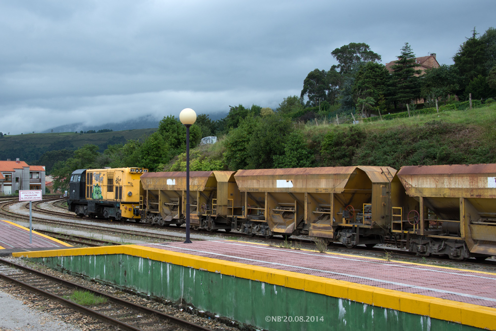 Bauzug im Bahnhof Llanes (E)