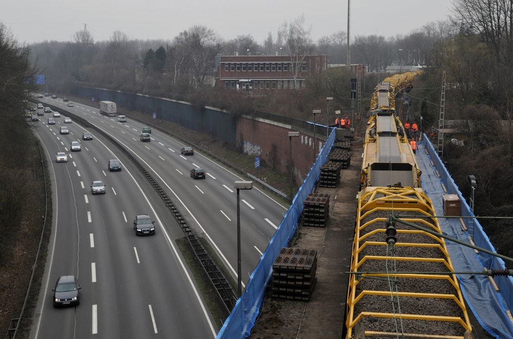 Bauzug über Autobahn