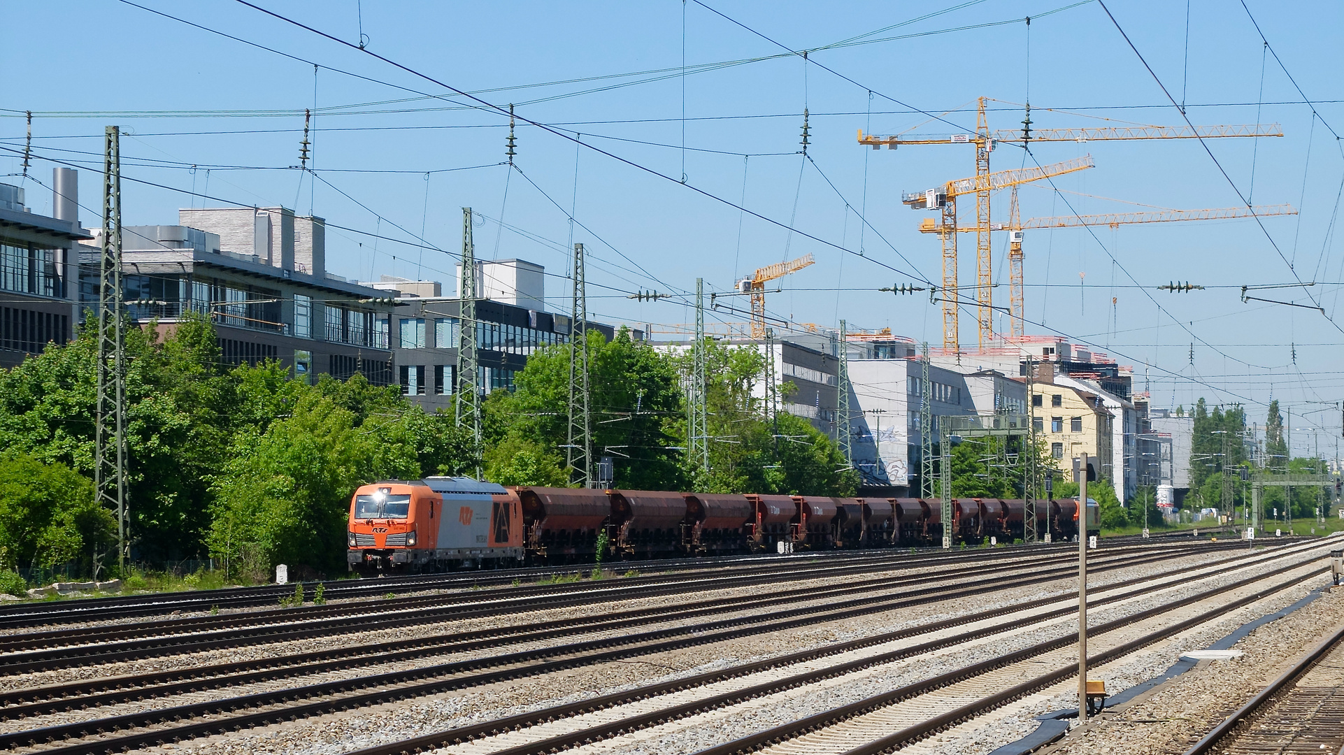 Bauzug vor Baukränen