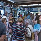 Bavardages au marché de Ronce-les-Bains  --  Plaudereien am Markt von Ronce-les-Bains