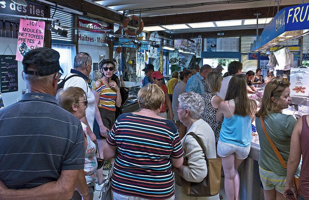 Bavardages au marché de Ronce-les-Bains  --  Plaudereien am Markt von Ronce-les-Bains