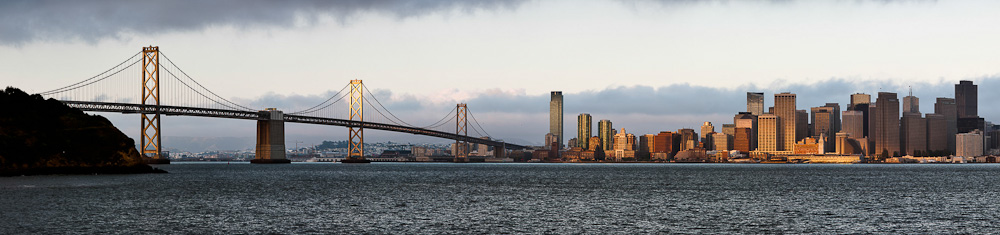 Bay Bridge und die Skyline von San Francisco