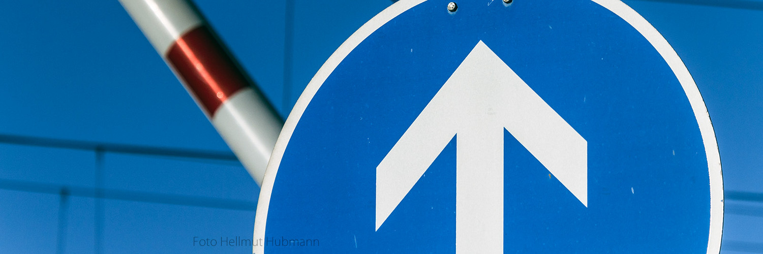 BAYERISCH BLAU MIT NACH NORDEN ZIELENDER SPITZE und 