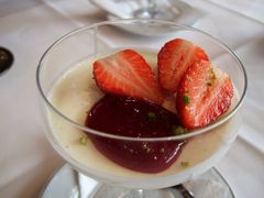 Bayerische Creme mit frischen Erdbeeren