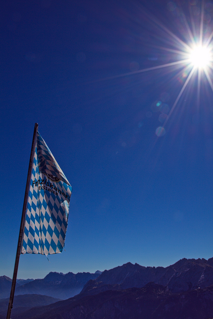 bayerische Rautenflagge unter  strahlend blauem Himmel