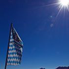 bayerische Rautenflagge unter  strahlend blauem Himmel