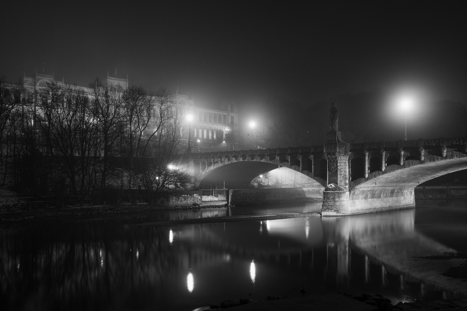 Bayerischer Landtag im Nebel bei Nacht 1