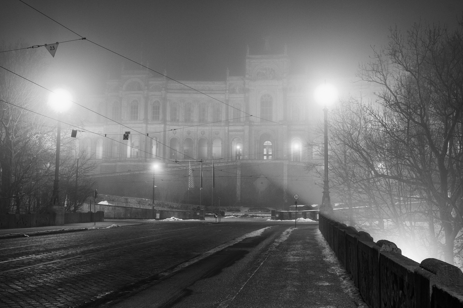 Bayerischer Landtag im Nebel bei Nacht 2