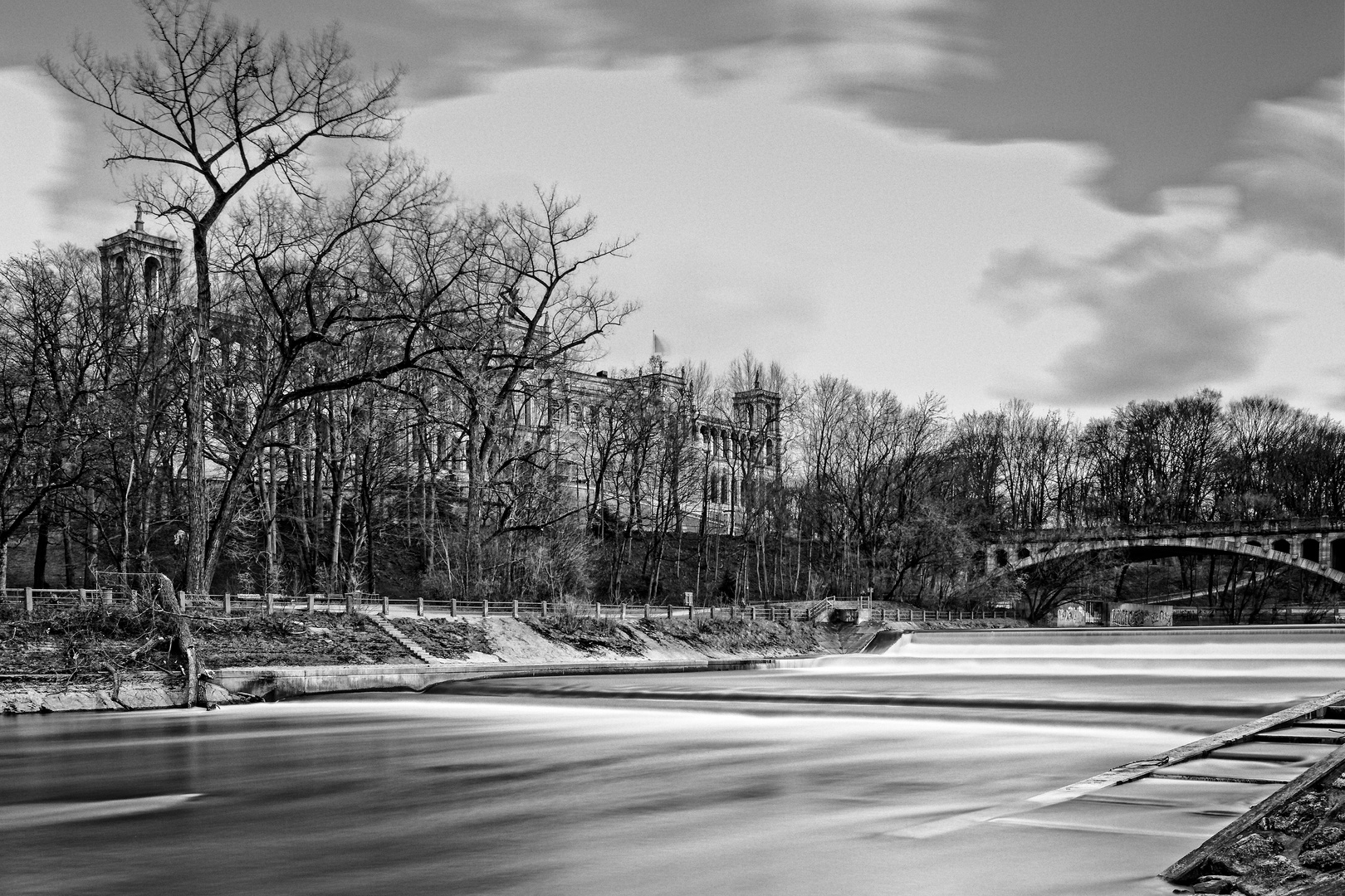 Bayerischer Landtag über der Isar 2