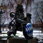 Bayerischer Löwe bewacht winterlichen Biergarten