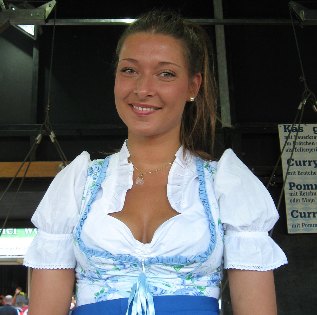 Bayern Girl im Dirndl