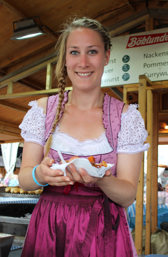 Bayern Girl mit Currywurst