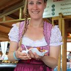 Bayern Girl mit Currywurst