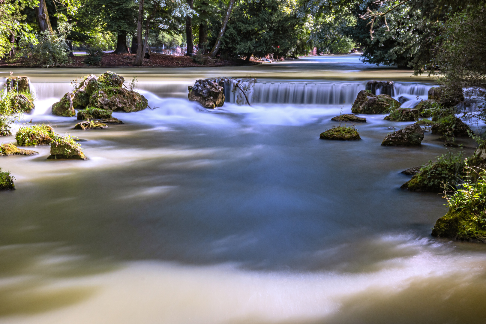 BAYERN : MÜNCHEN - ENGLISCHER GARTEN - DER EISBACH