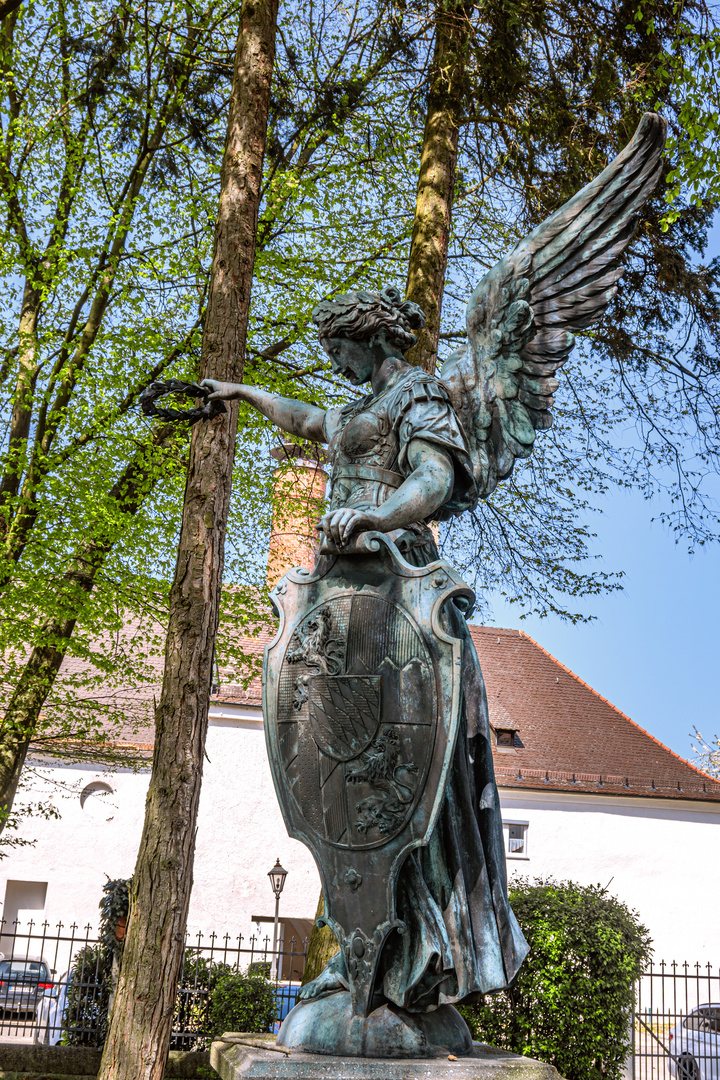 BAYERN : STATUE IM SCHLOSSGARTEN DILLINGEN