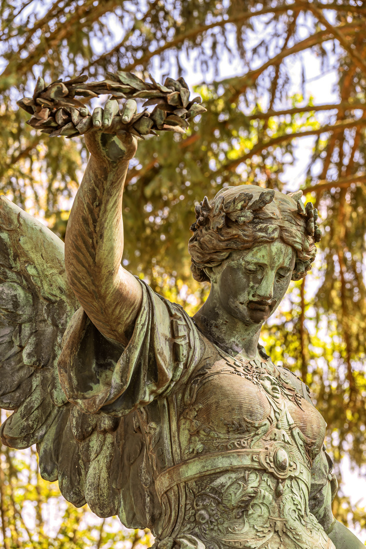 BAYERN : STATUE IM SCHLOSSGARTEN DILLINGEN