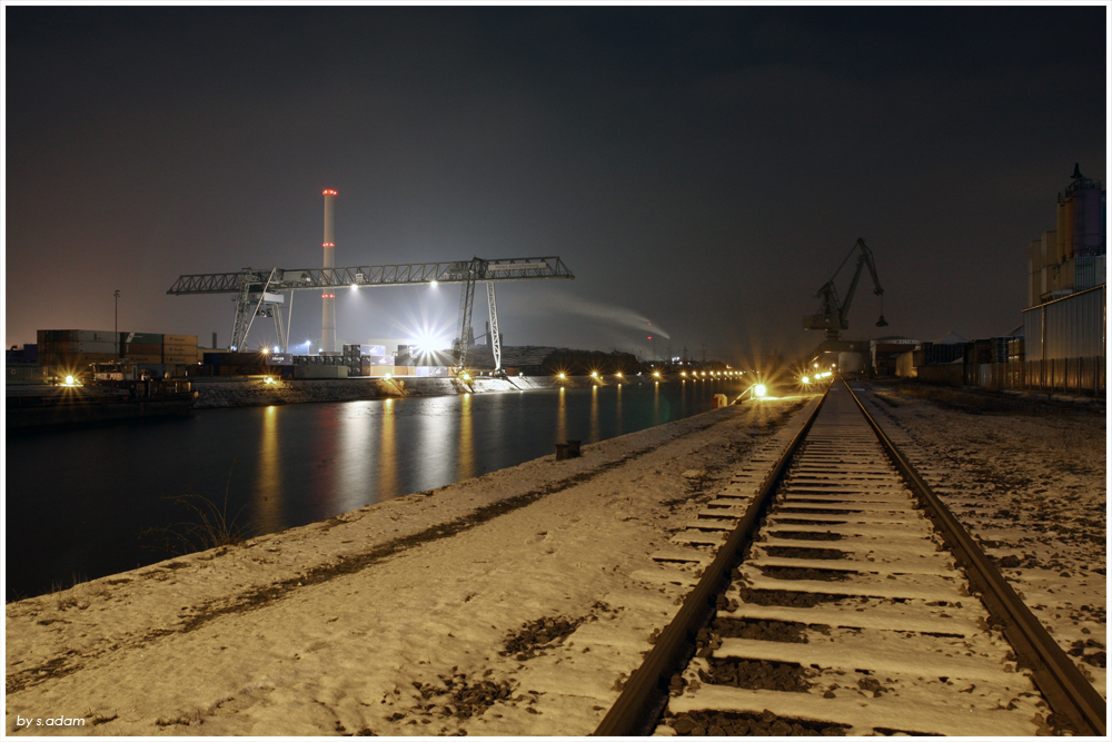 Bayernhafen bei Nacht