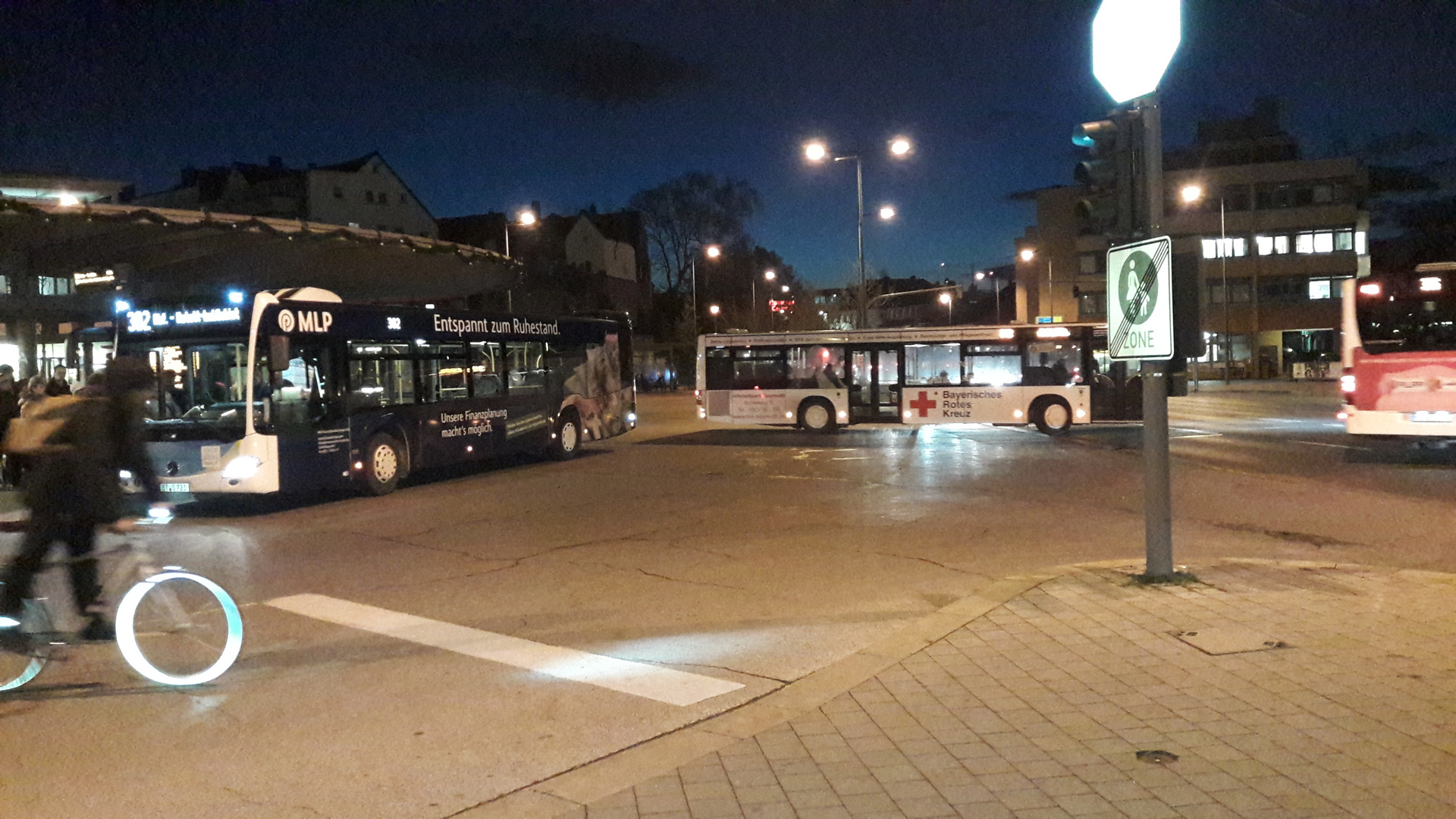 Bayreuth Busbahnhof: Leuchtendes Vorderrad