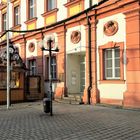 Bayreuth :Charakterköpfe über dem Lebkuchenhaus Winterdorf Bayreuth am Ehrenhof 