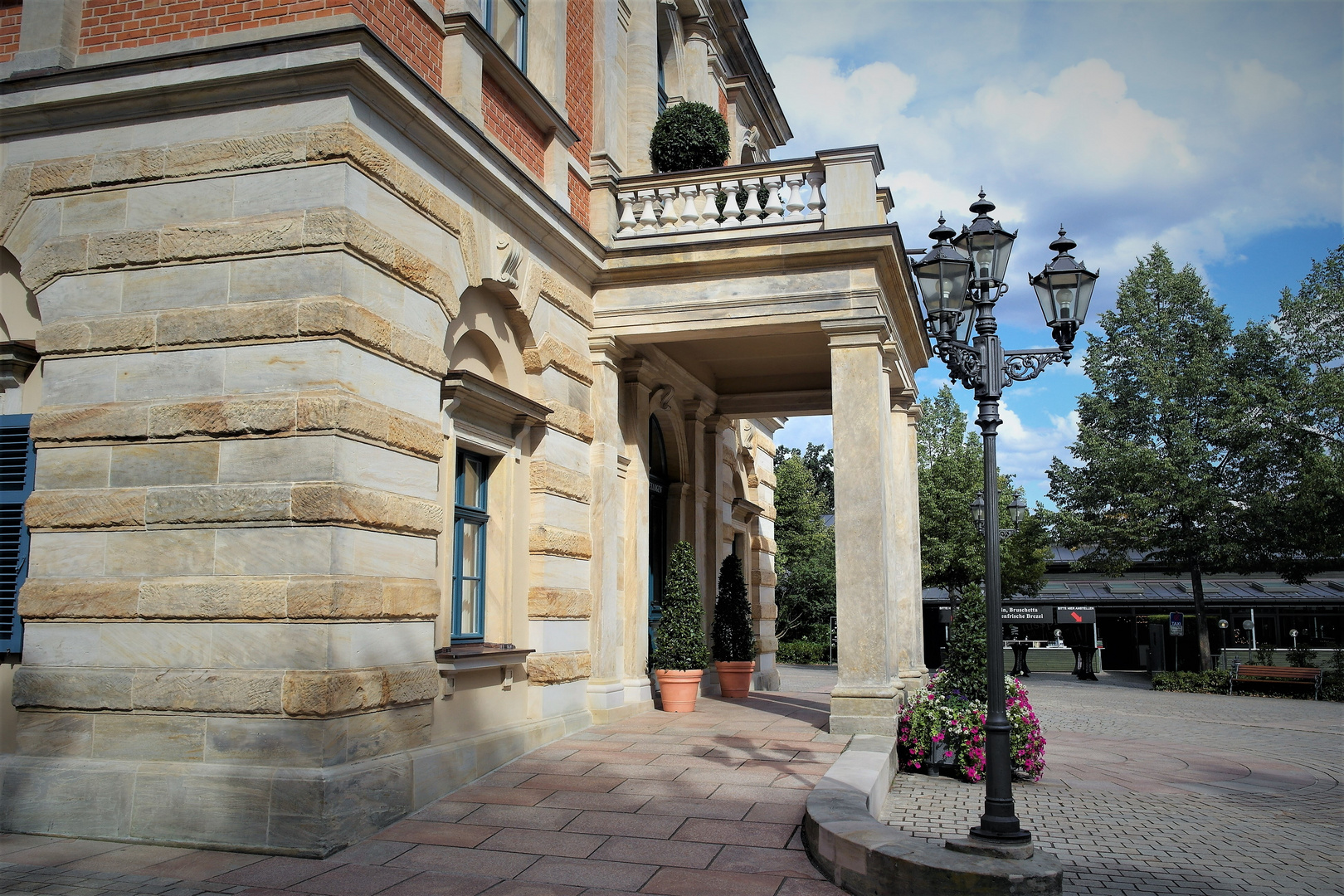 Bayreuth Festspielhaus Balkon über Haupteingang