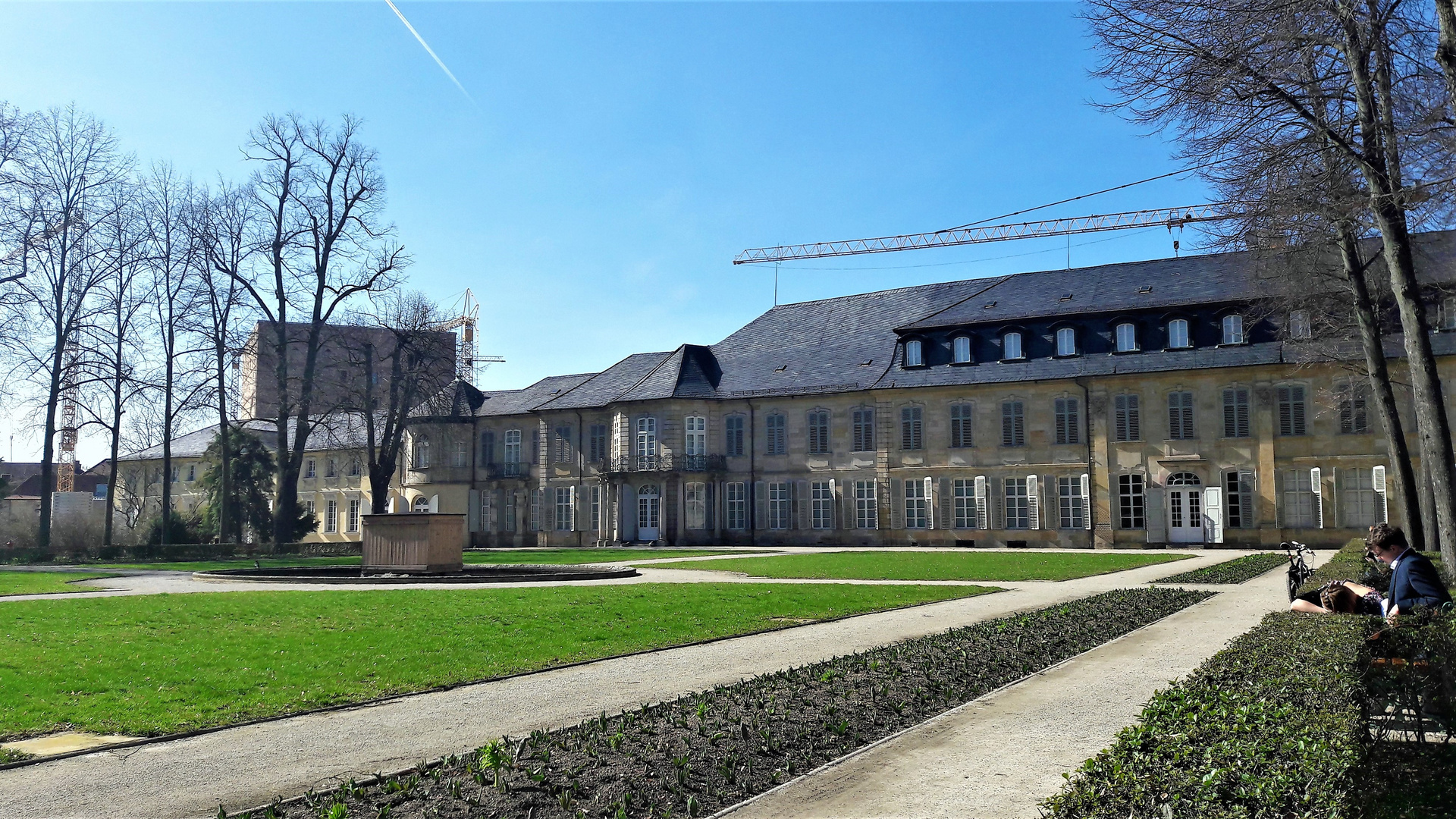 Bayreuth :  Hofgarten und  Teil  Rückansicht Neues Schloss bis zur Stadthalle (hohes Gebäude)