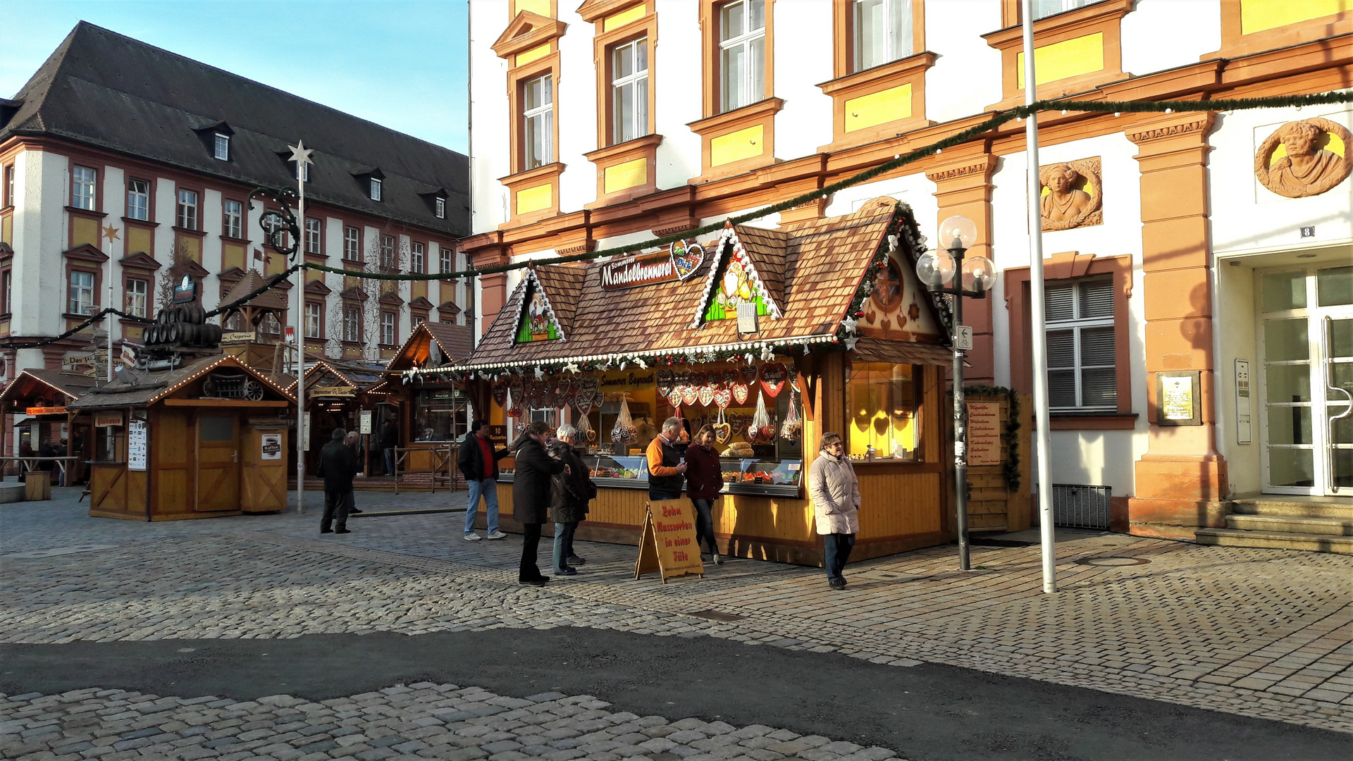 Bayreuth :Lebkuchenhaus unter den Charakterköpfen der Fassade