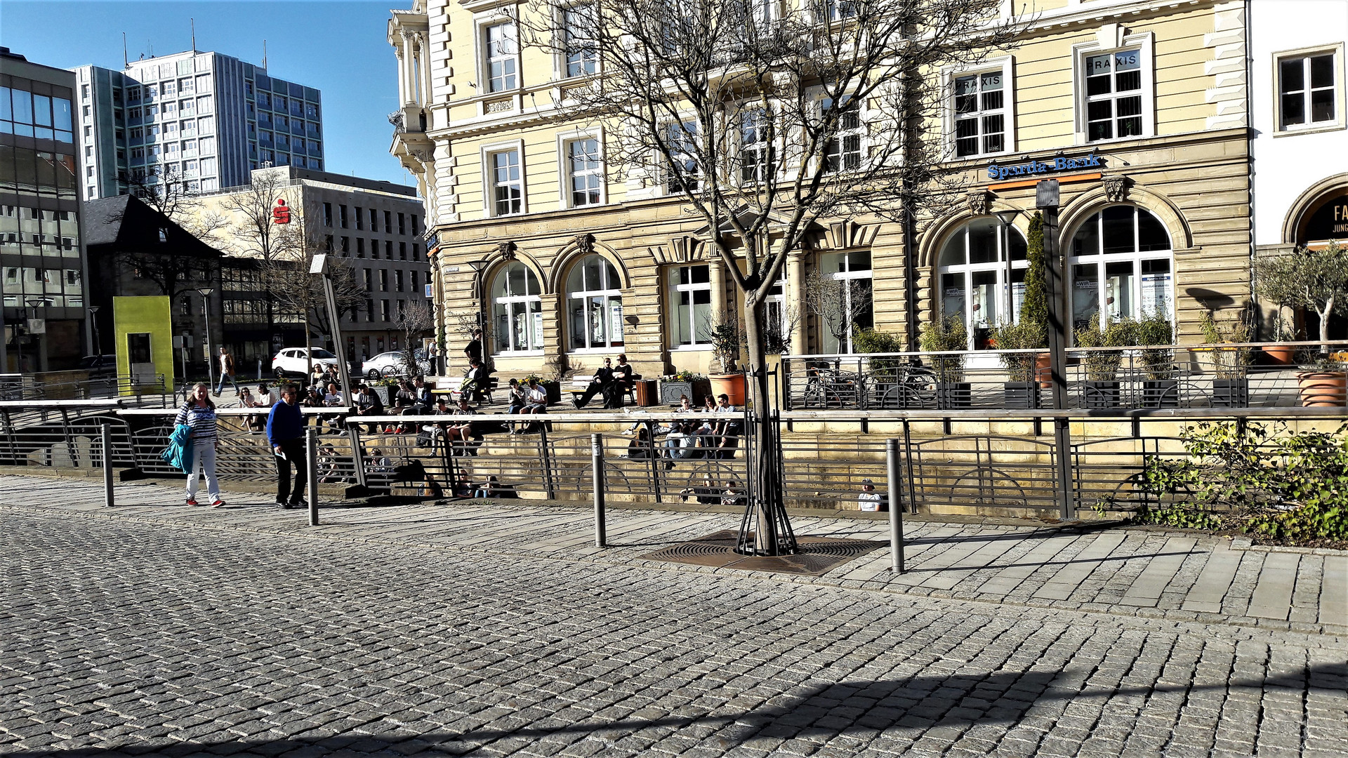 Bayreuth :Sonnenanbeter auf den Stufen  am Canale Grande