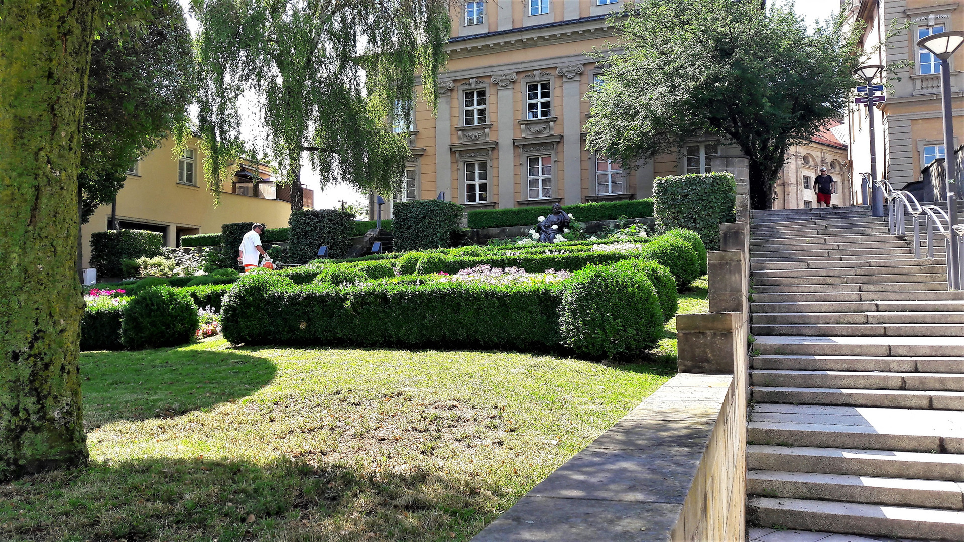 Bayreuth:Aufgang zur Schlosskirche mit Blumenterrassen