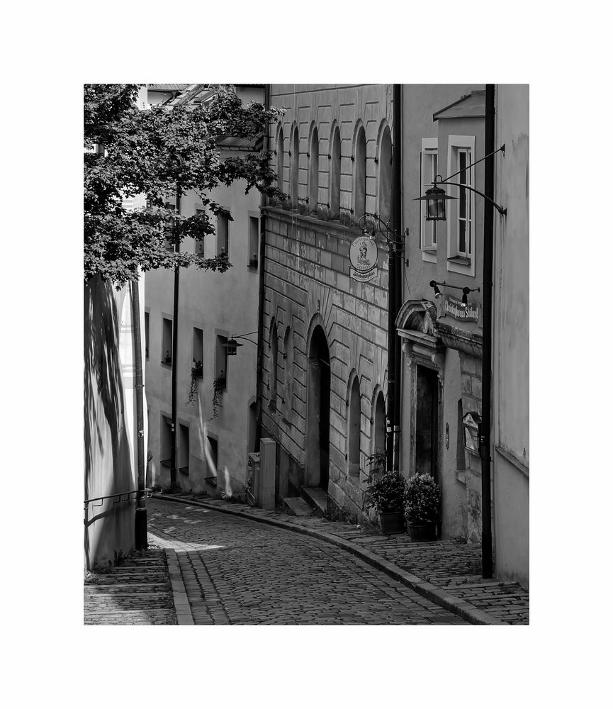 Bayrische Impressionen " Passau - Kleine Gasse "