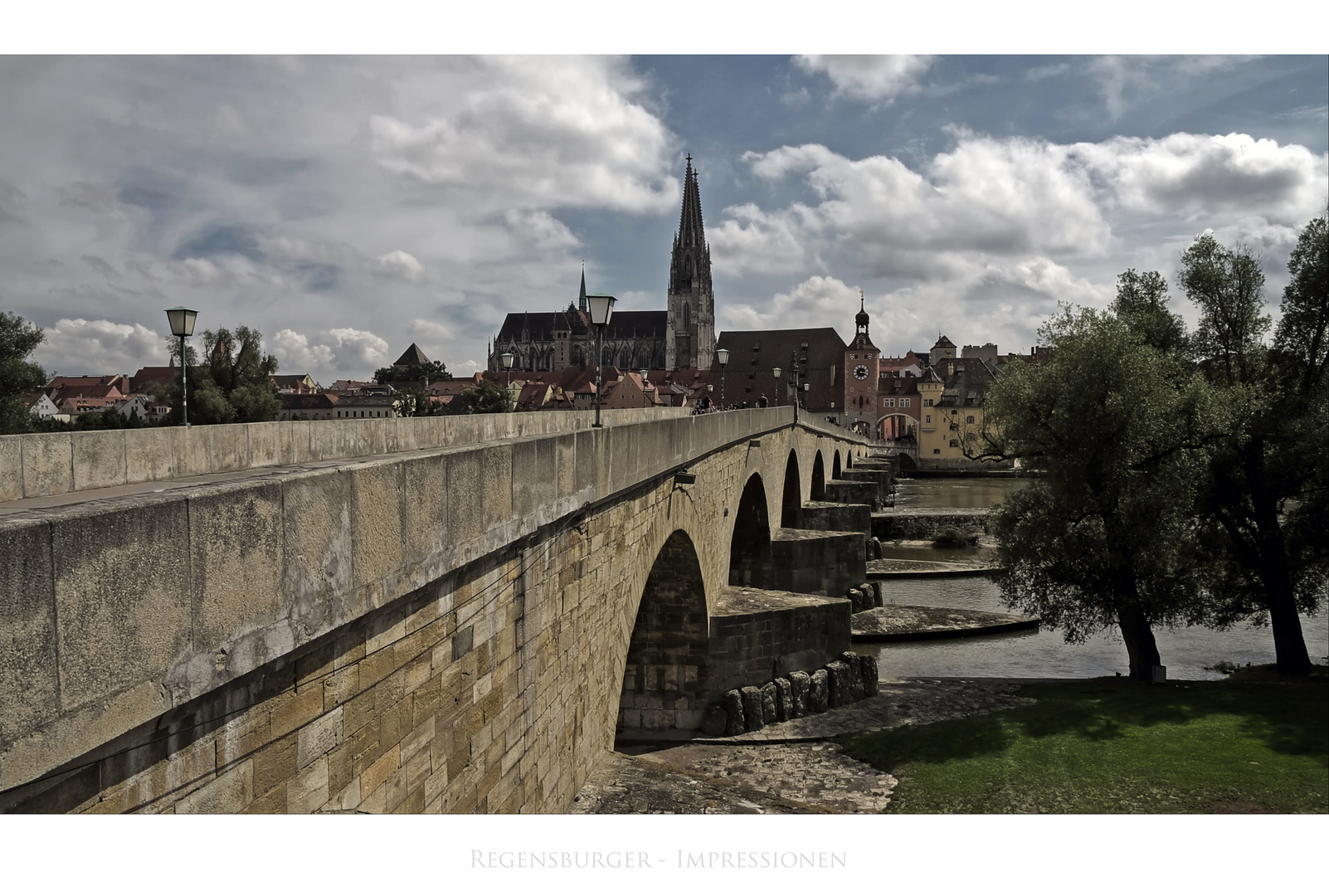 Bayrische Impressionen " Regensburg, der Blick vom Stadtteil-Stadtamhof, auf die Steinerne Brücke"