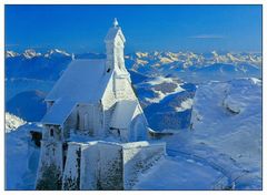 Bayrischzell, Wendelstein, Kirche am Berghaus mit Blick auf Wilden Kaiser und Hohe Tauern