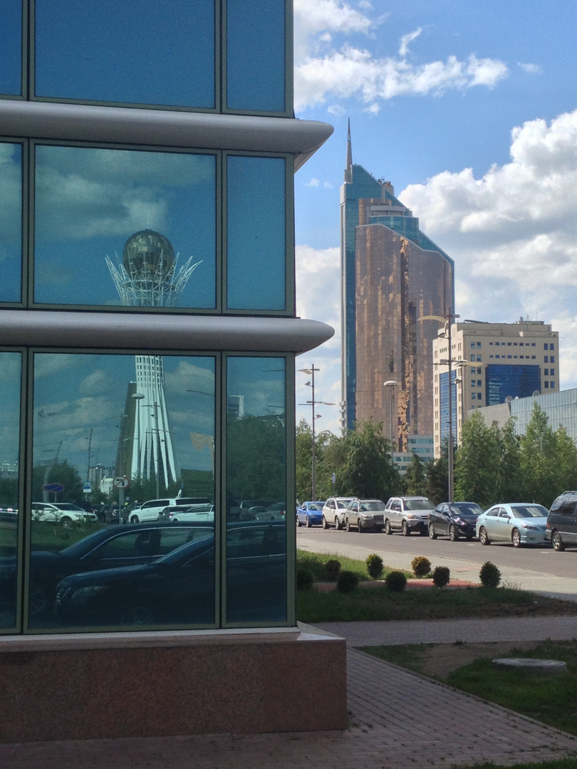 Bayterek und Headquarter KazMunaiGas in Astana - Spiegelung des Erfolgs