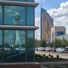 Bayterek und Headquarter KazMunaiGas in Astana - Spiegelung des Erfolgs