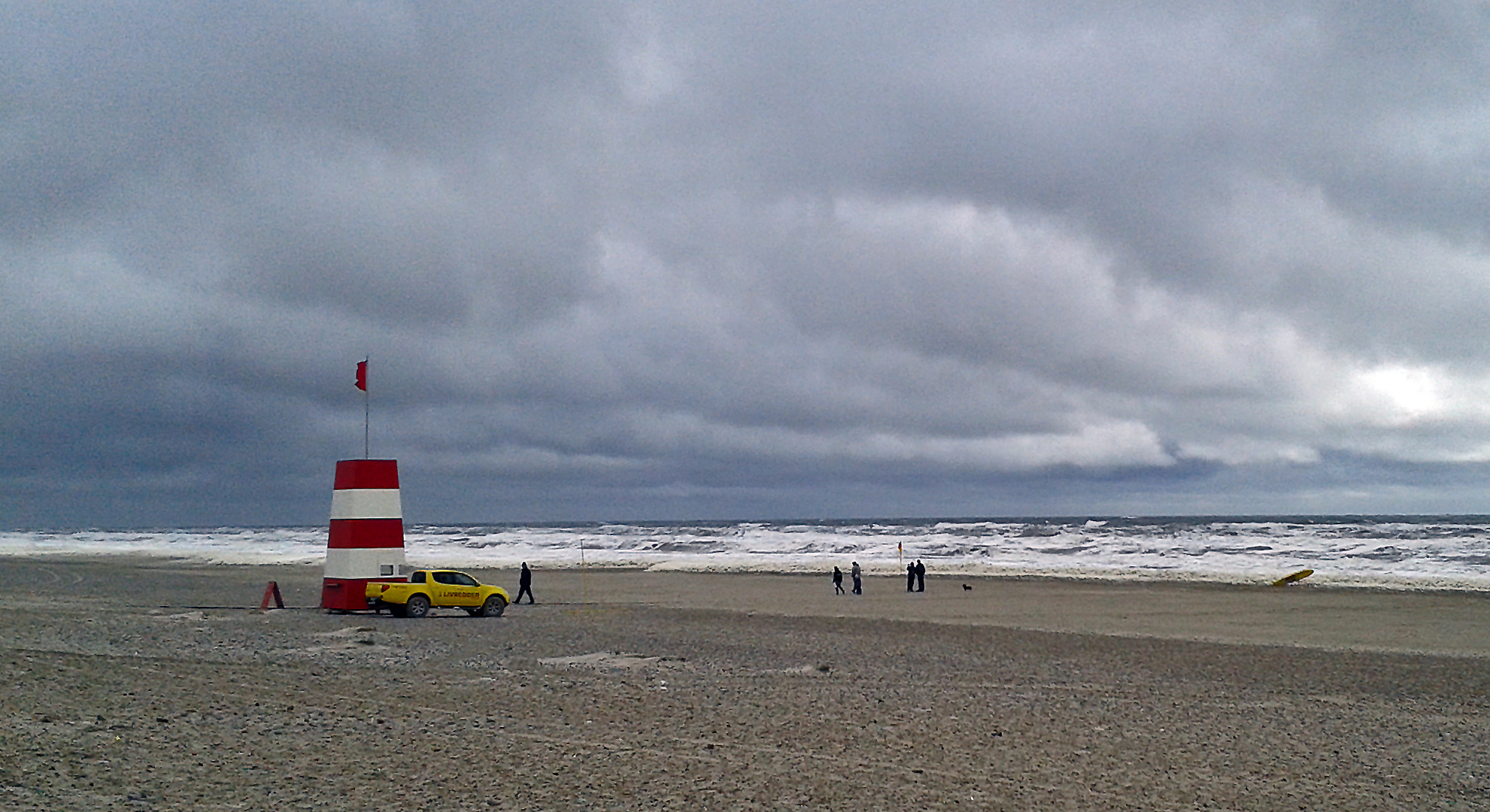 Baywatch am Strand von Hennestrand