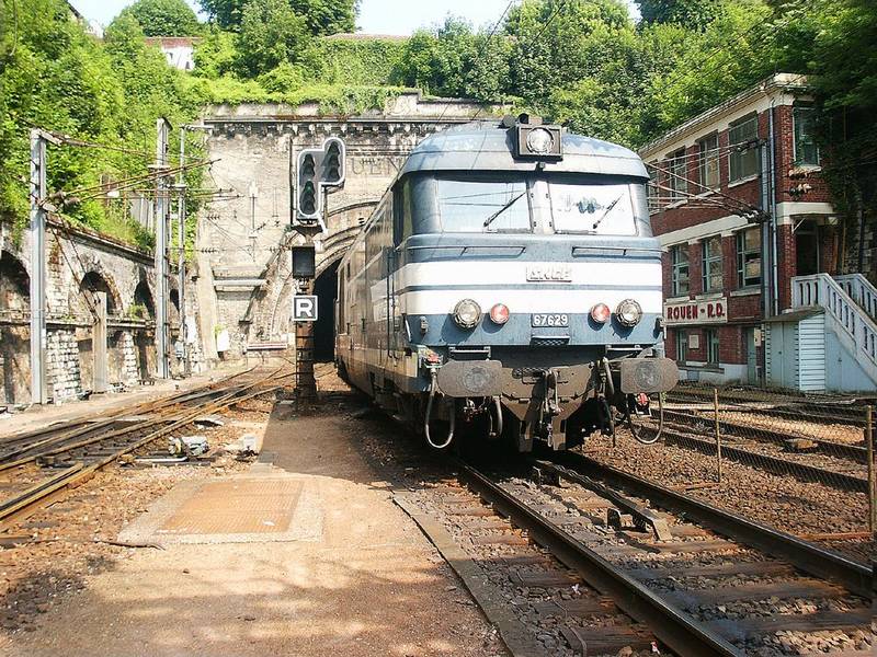 BB 67400 der SNCF im Bahnhof Rouen