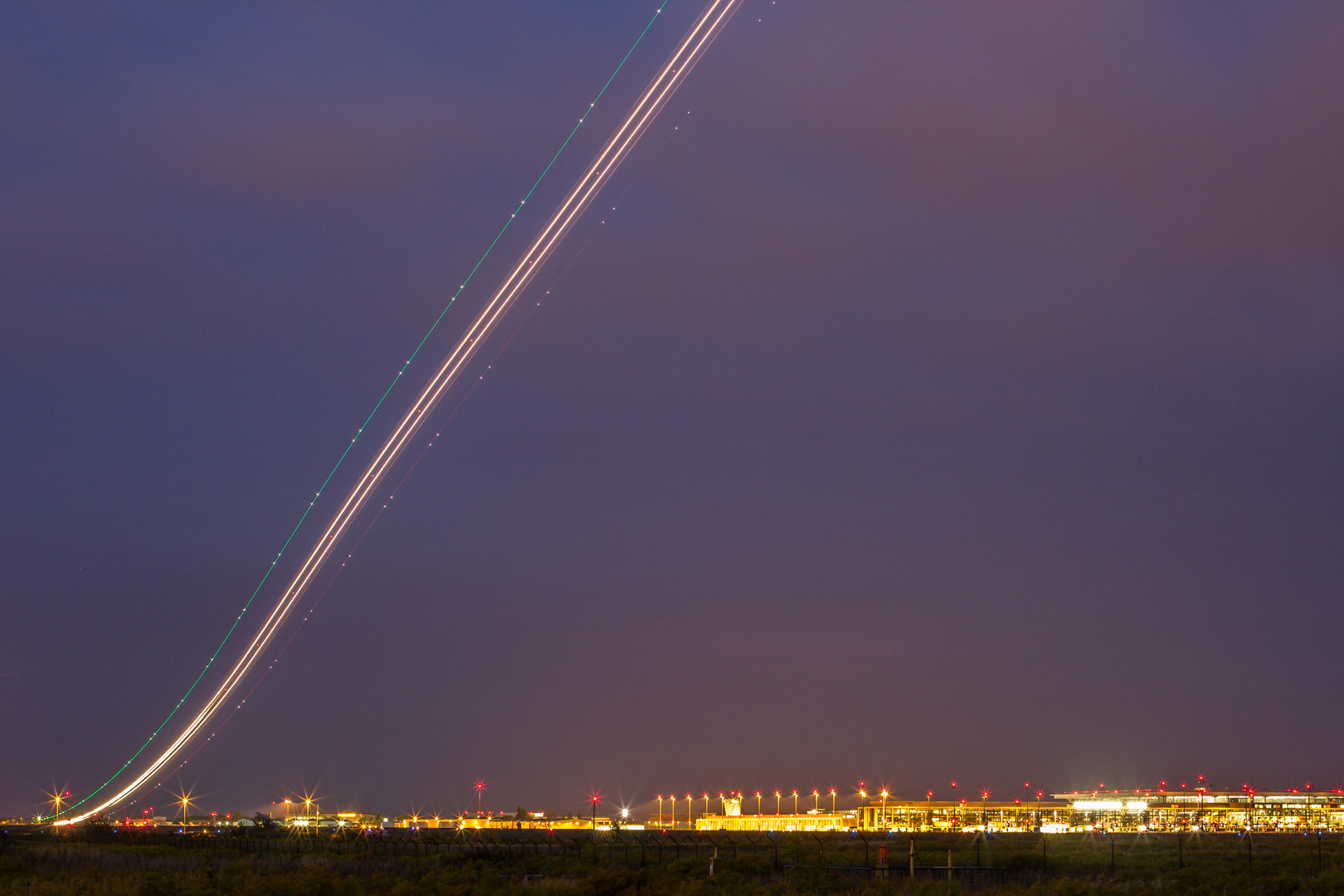 BBI Flugplatz Berlin Brandenburg bei Nacht