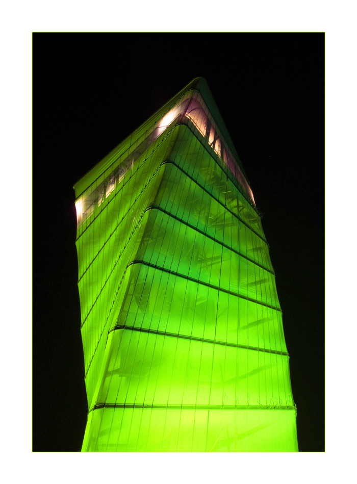 BBI Info Turm bei Nacht I