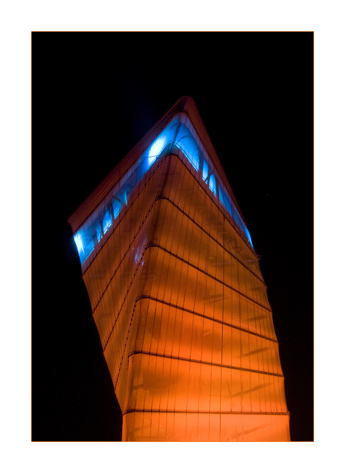 BBI Info Turm bei Nacht II