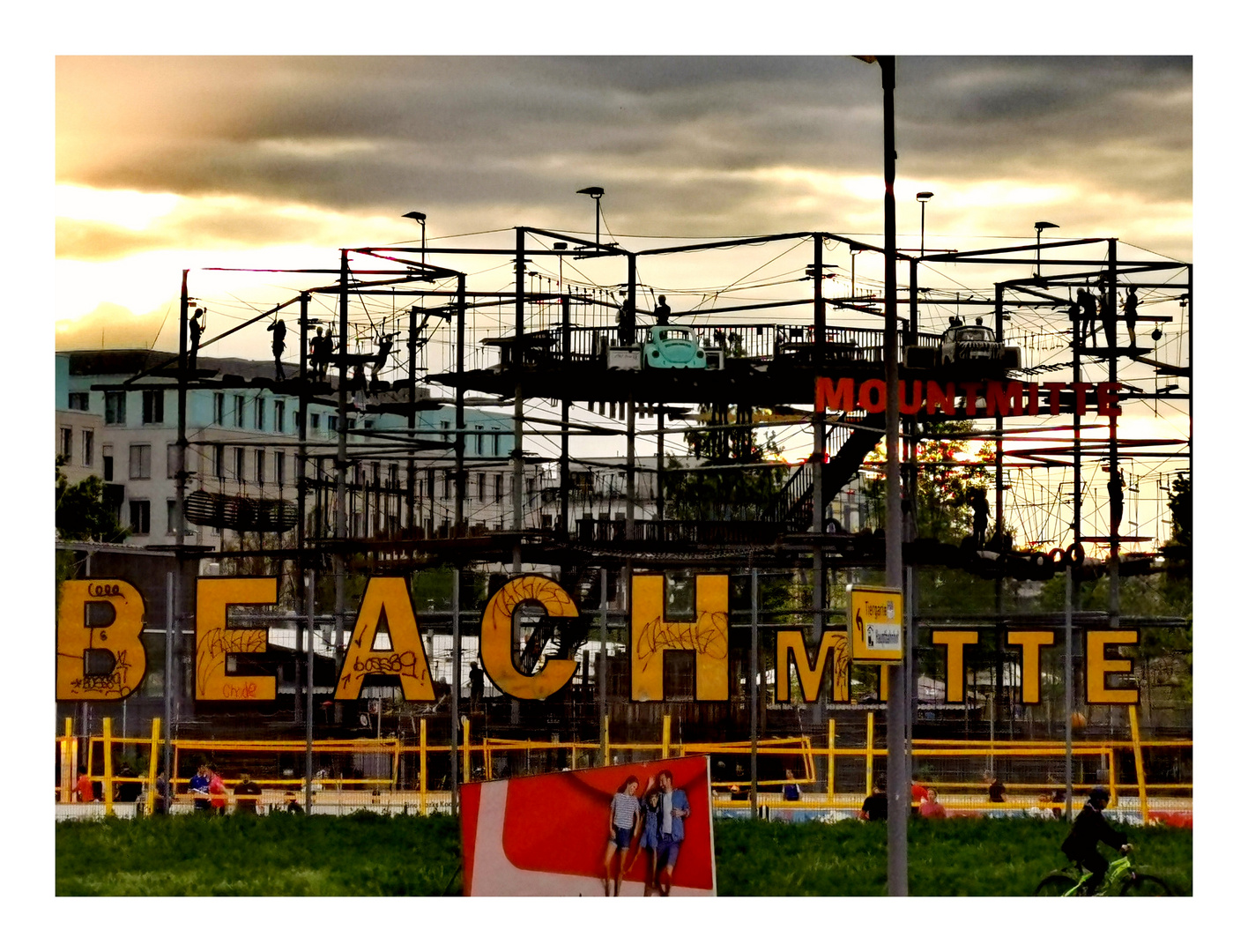 BEACH Mitte Berlin p30-26-colmR +Beachfoto